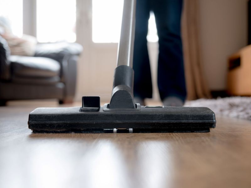 Nahaufnahme eines Staubsaugers im Einsatz