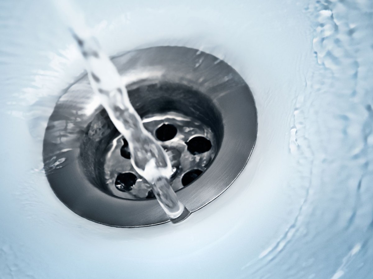 Diese 10 Dinge solltest du nie in den Abfluss gie&szlig;en (oder die Toilette runtersp&uuml;len)