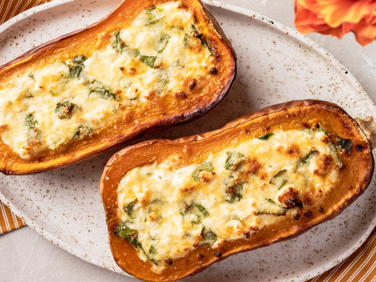 Gefüllter Butternuss-Kürbis: Herbstlicher Hochgenuss mit Feta und Spinat