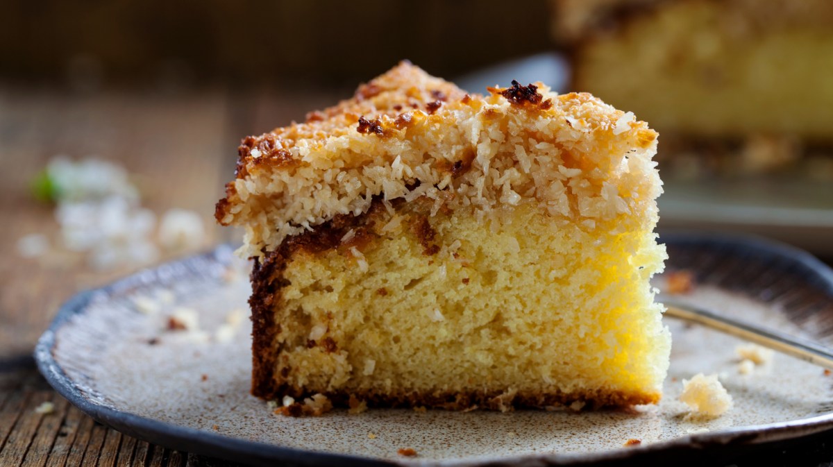 Kuchen auf Teller mit Kokosflocken.