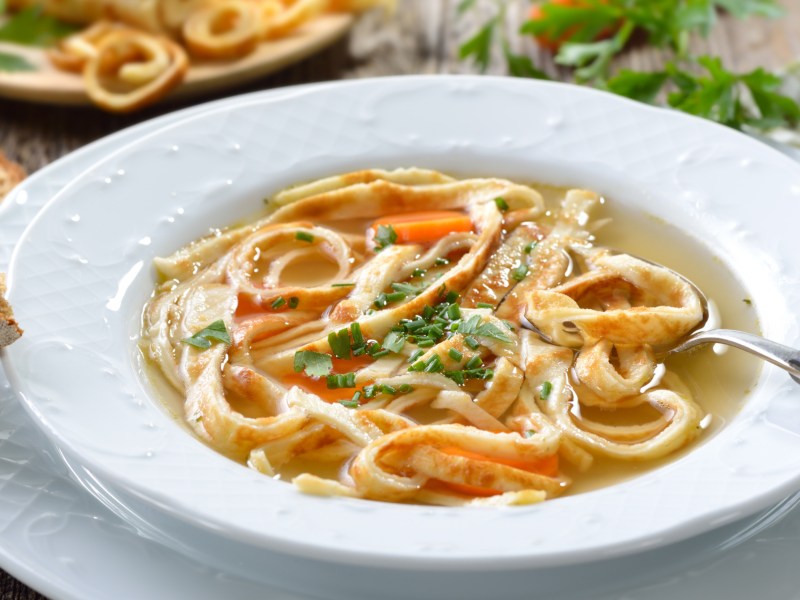 Flädlesuppe in tiefem, weißen Teller.