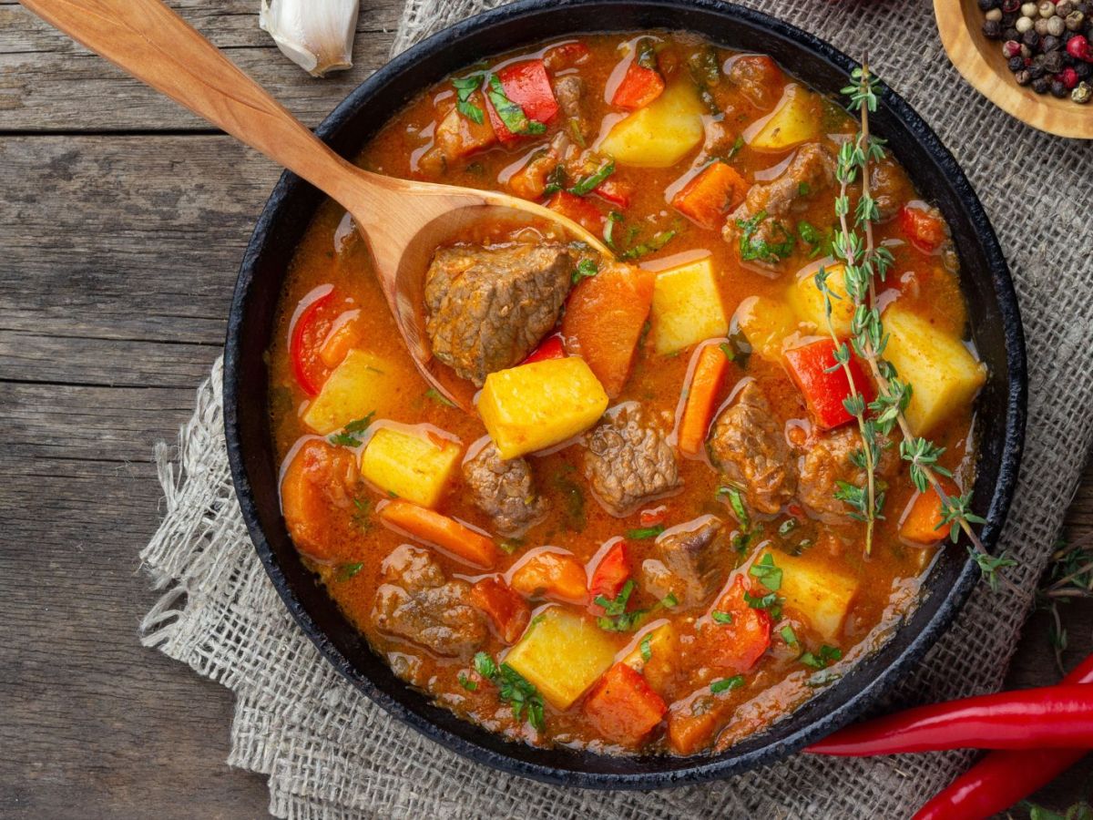 Deftige Gulaschsuppe: So gelingt dir Omas Klassiker für kalte Herbsttage