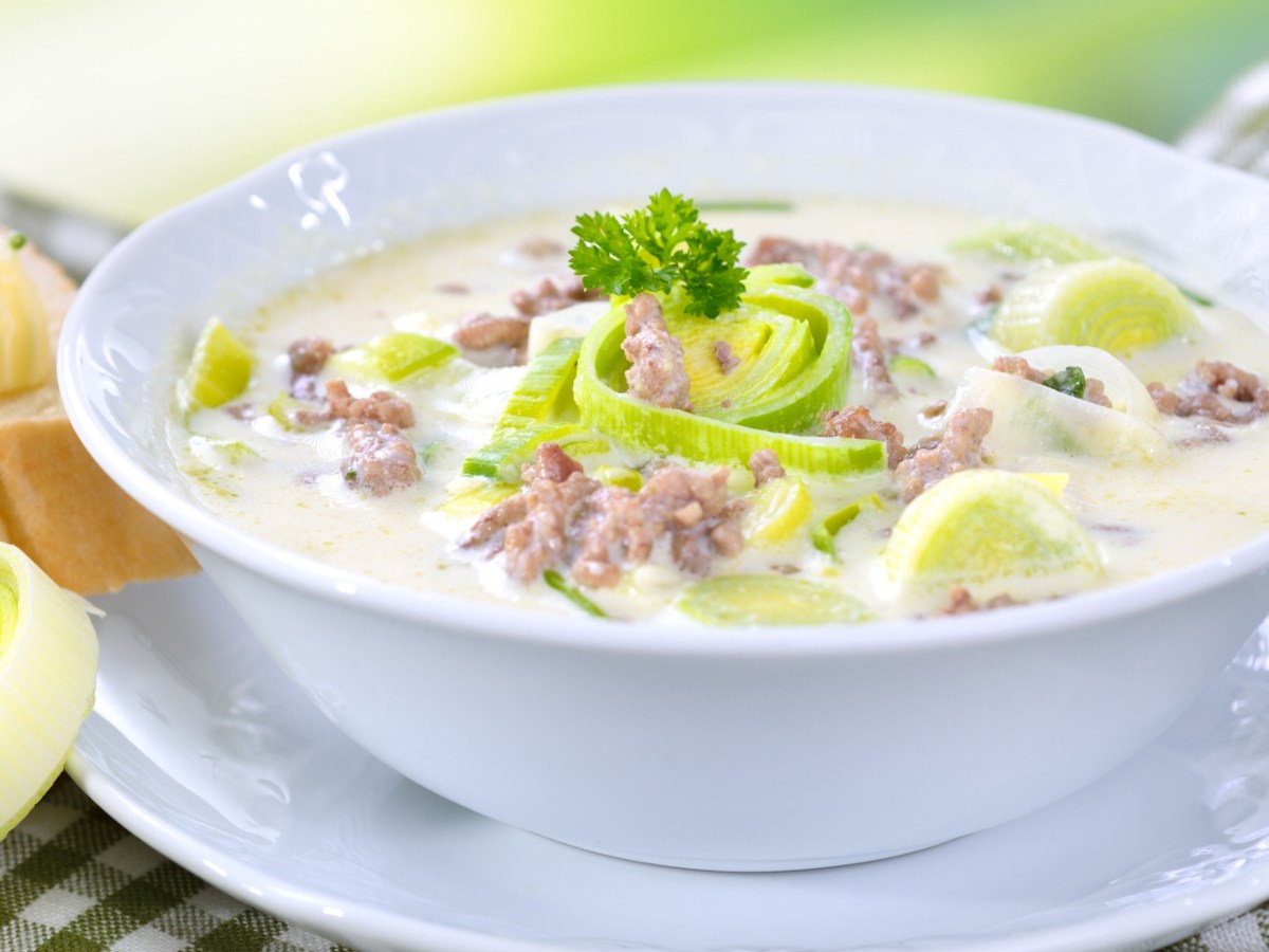K&auml;se-Lauch-Suppe mit Hackfleisch.