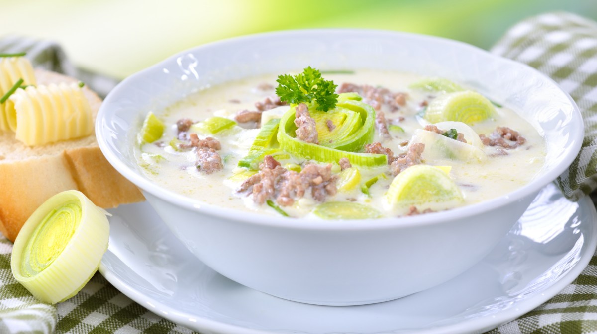 Käse-Lauch-Suppe mit Hackfleisch.