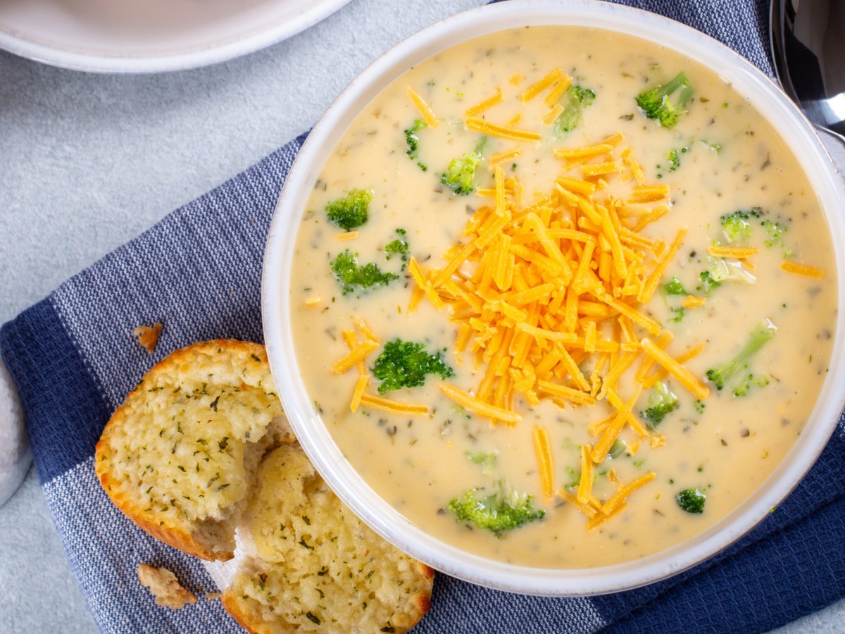 Suppen-Liebe: Cremige Brokkoli-Kartoffelsuppe mit Cheddar