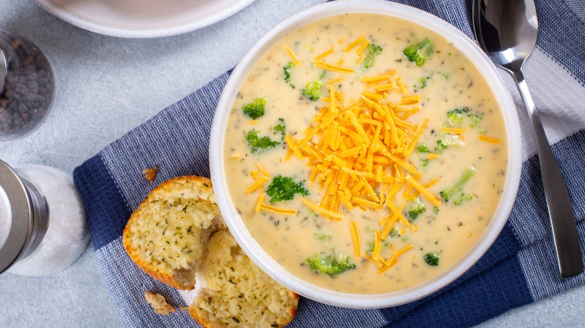 Brokkoli Cheddar Suppe in einer weißen Schüssel.