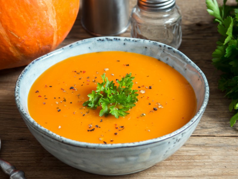 Kürbissuppe in einer grauen Suppenschüssel.