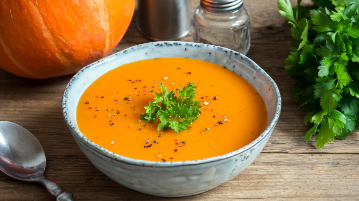 Kürbissuppe in einer grauen Suppenschüssel.