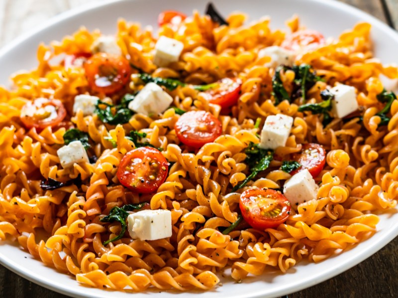 Nudelsalat mit Feta und Tomaten