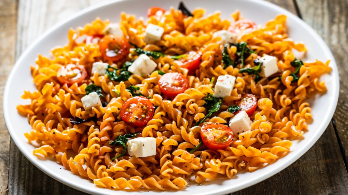 Nudelsalat mit Feta und Tomaten