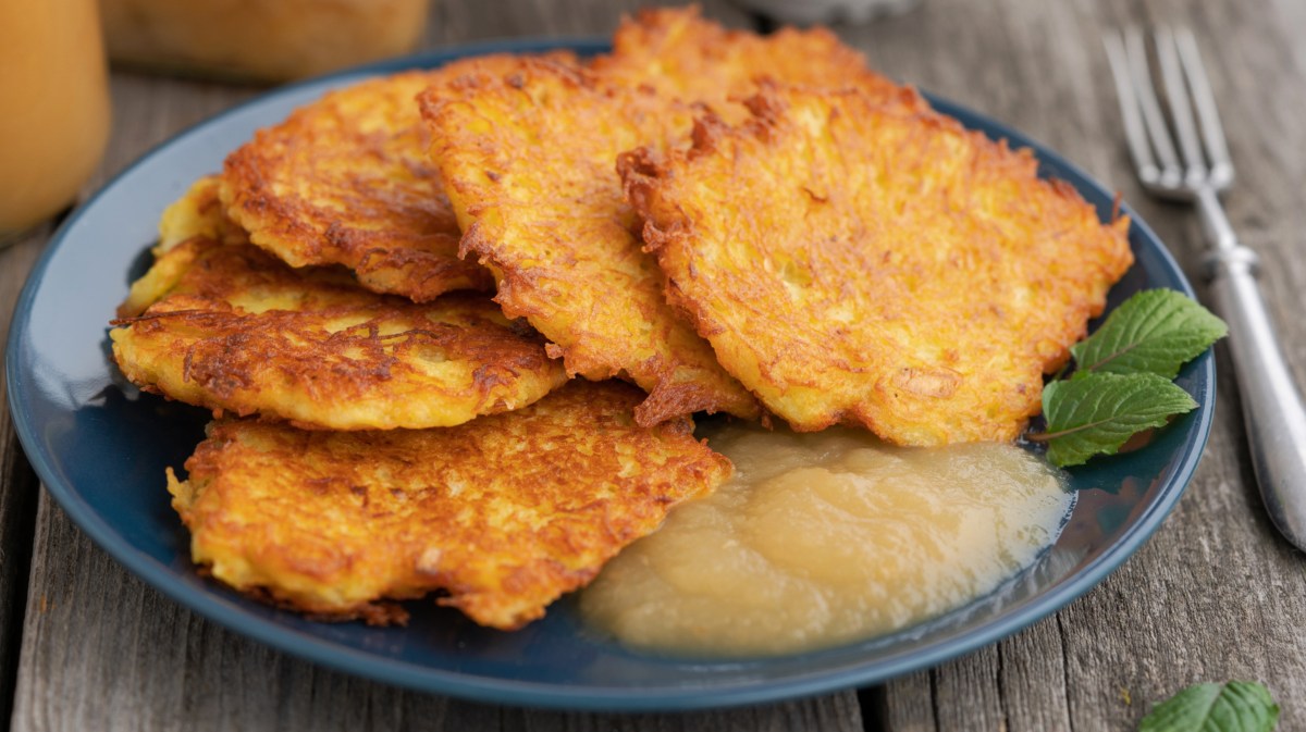 Kartoffelpuffer mit Apfelmus.