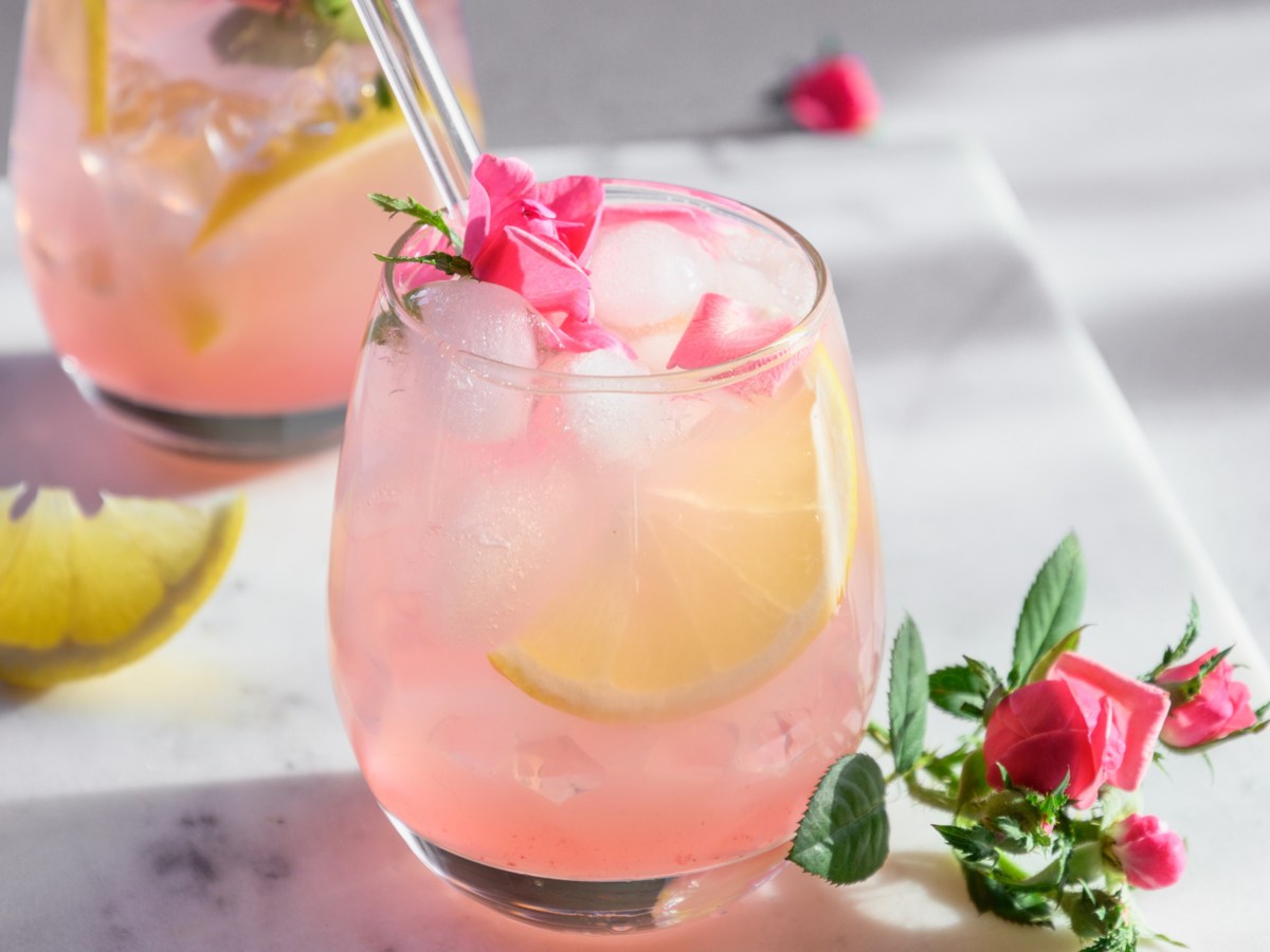 Hugo Rosé, Rosa farbener Cocktail mit Limettenscheiben.
