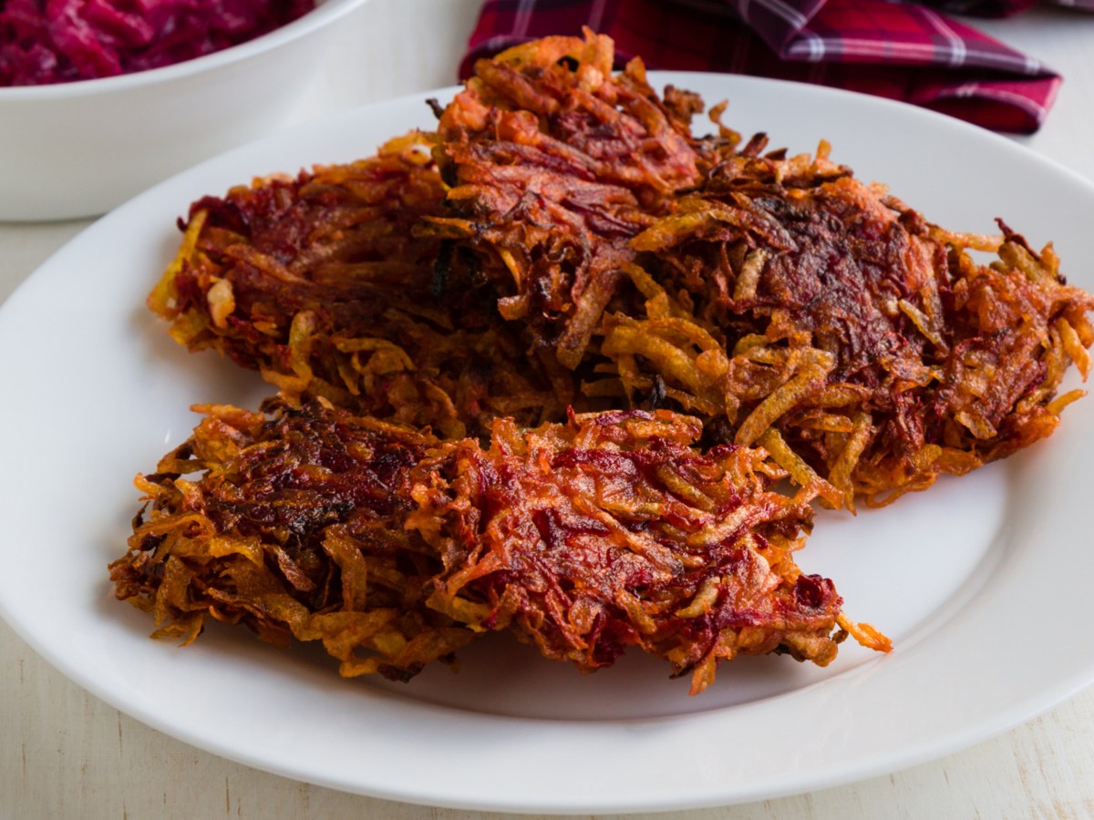 Rote Bete R&ouml;sti auf wei&szlig;em Teller.