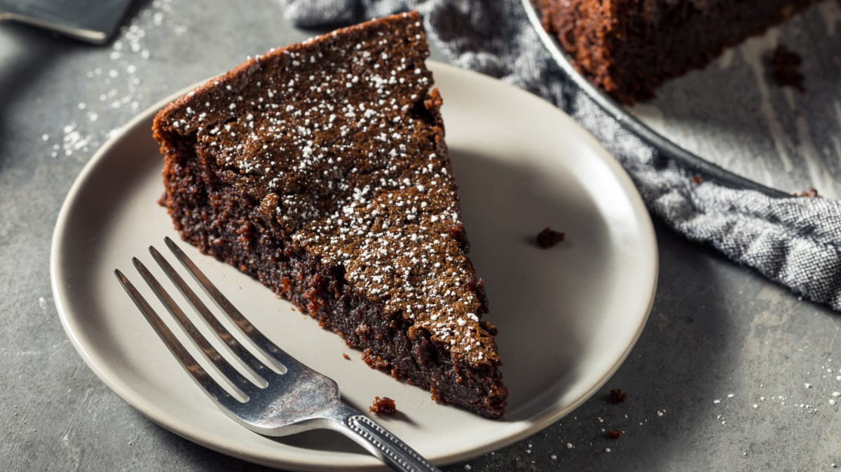 Saftiger Schokokuchen auf weißem Teller.