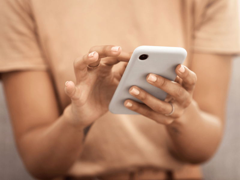 Frau hält Smartphone in ihren Händen