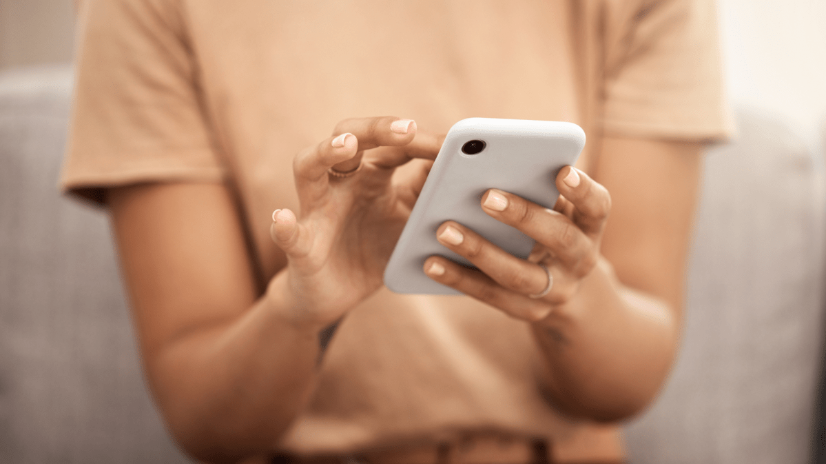 Frau hält Smartphone in ihren Händen