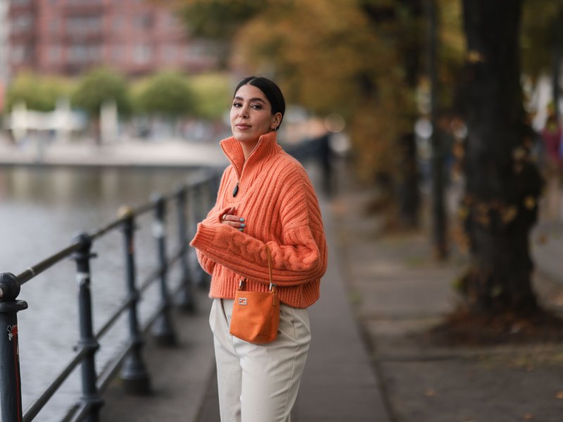 Orangefarbene Strickteile sind im Herbst und Winter im Trend.