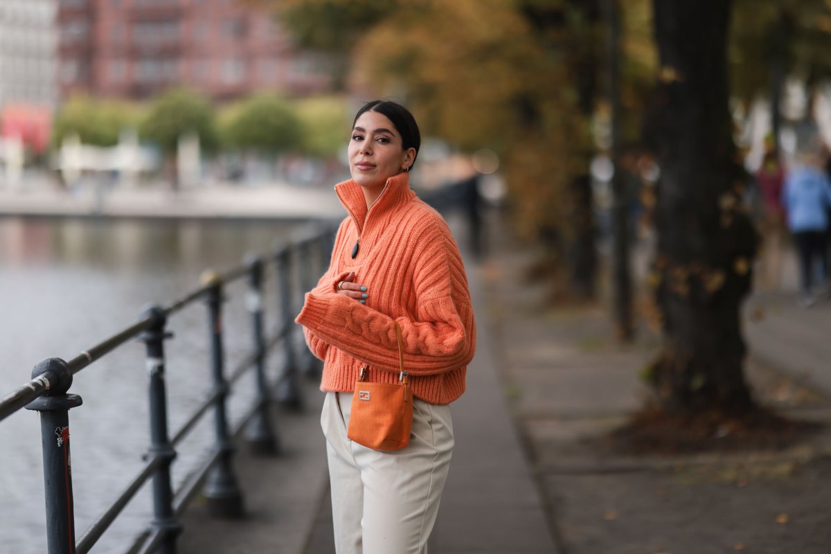 Orangefarbene Strickteile sind im Herbst und Winter im Trend.