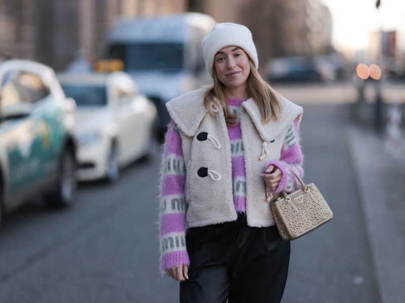 Influencerin Sonia Lyson mit Teddy-Weste