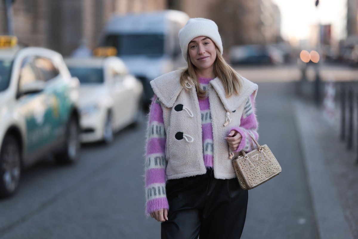 Influencerin Sonia Lyson mit Teddy-Weste