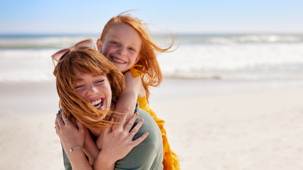 Mutter hebt Tochter auf dem Rücken und laufen am Strad herum