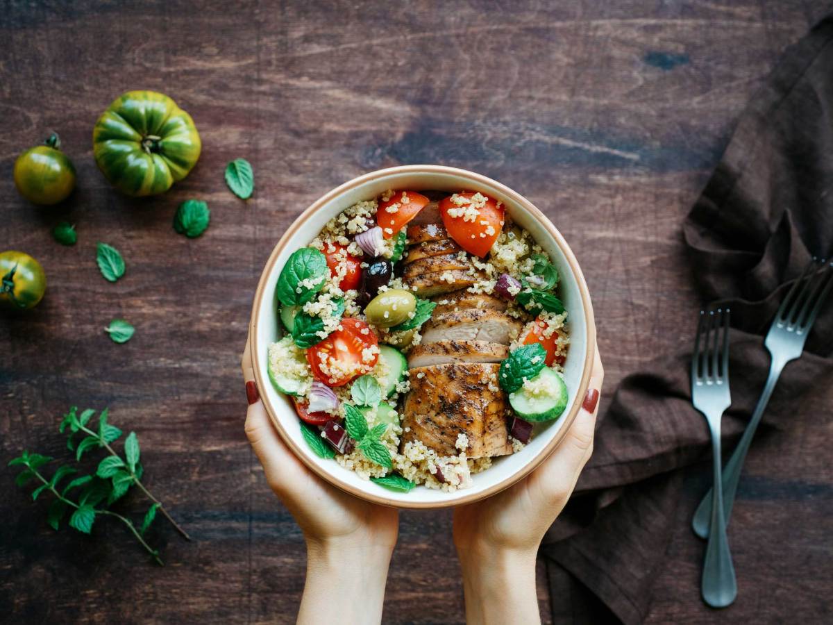 Gericht mit Gemüse mit Quinoa und Hähnchen