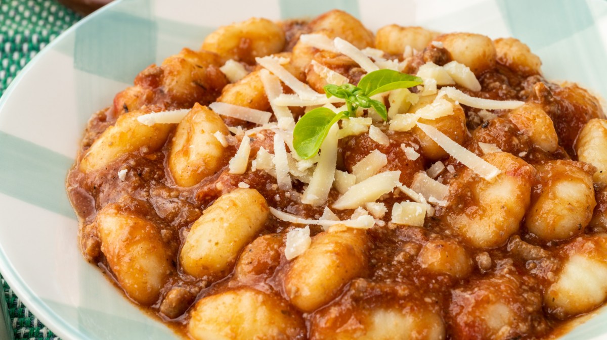 Gnocchi mit Bolognesesauce.