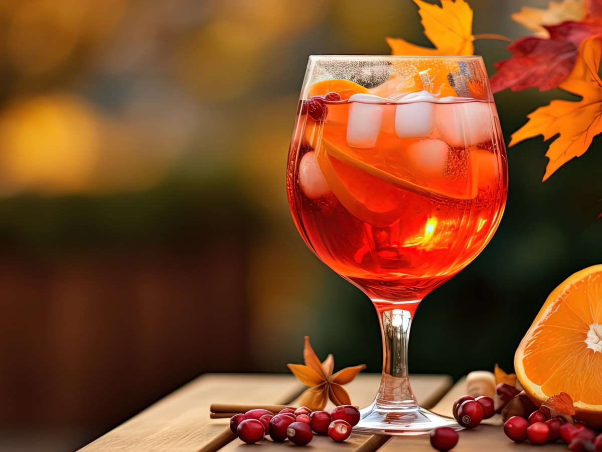 Aperol Spritz in Herbstumgebung.