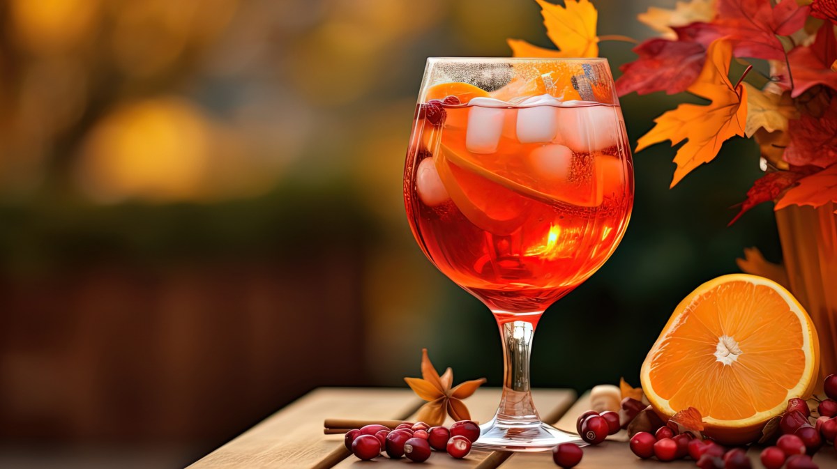 Aperol Spritz in Herbstumgebung.