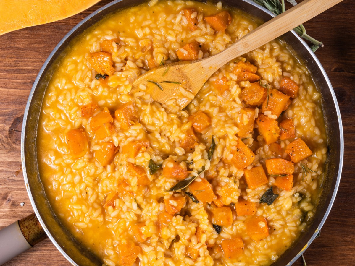 Orzo-Pfanne mit Kürbis: Schnelles Feierabend-Rezept – in nur 20 Minuten fertig