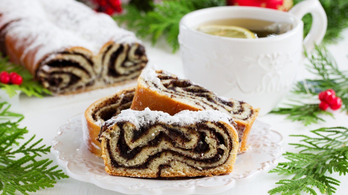 Mohn-Stollen auf einer Kaffeetafel serviert