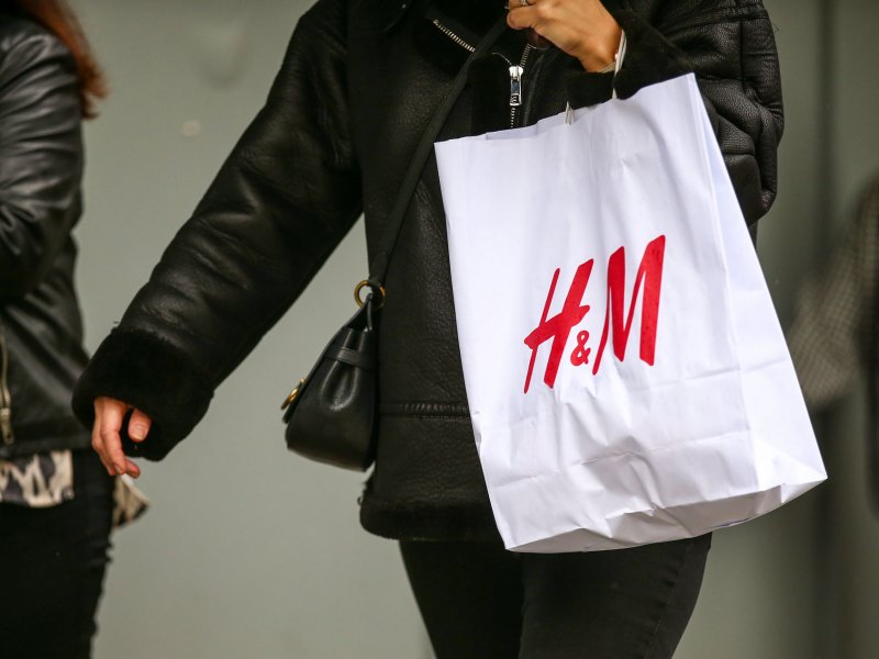 H&M-Einkaufstüte mit neu geshoppten Kleidungsstücken