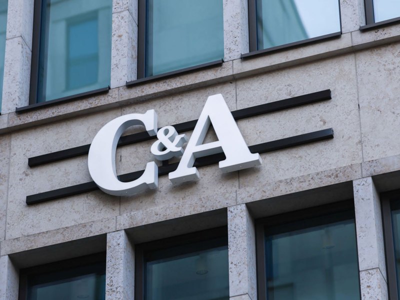 Schaufenster eines C&A-Stores im Winter 2024