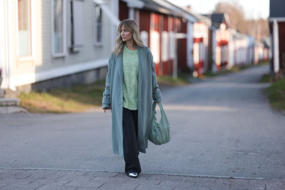 Influencerin Carmushka in einem gemütlichen Strick-Look im Herbst 2023.