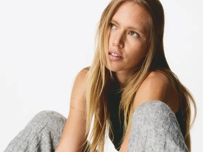 Model trägt graue H&M Strickhose