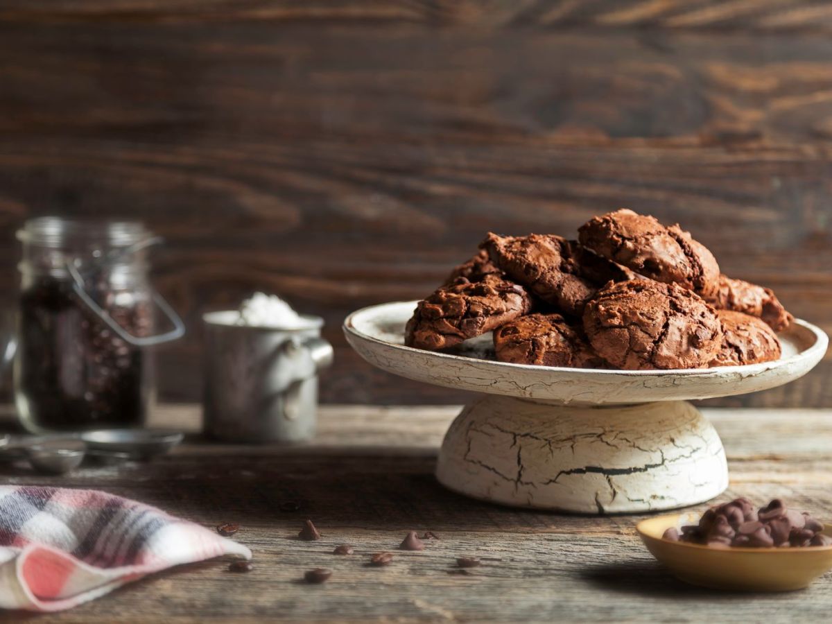 Schokoladen-Pl&auml;tzchen auf einer Etagere angerichtet.