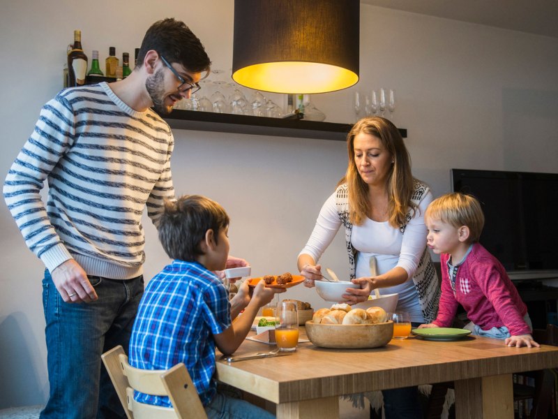 Familie gemeinsam am Esstisch