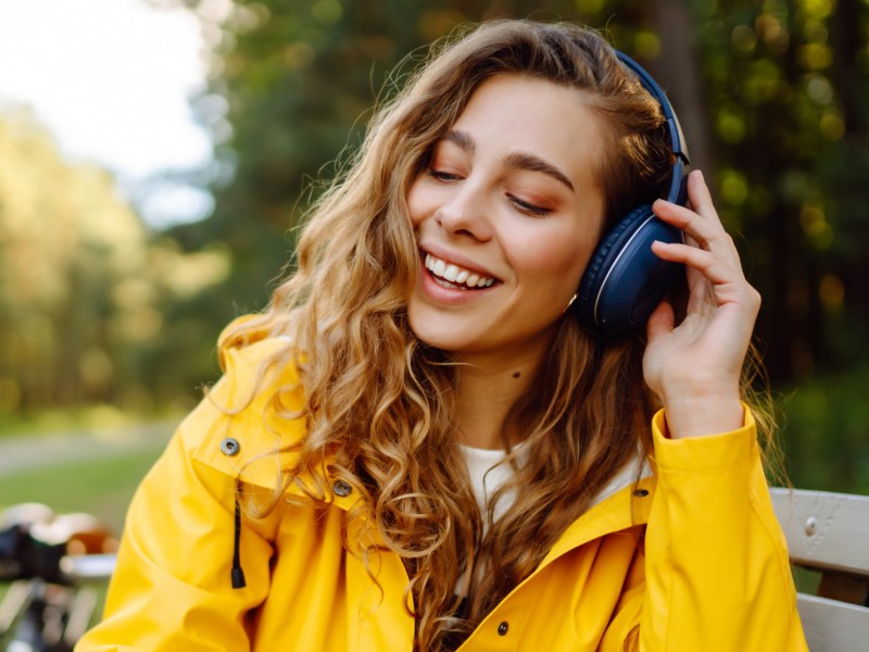 Frau hat Noise-Cancelling-Kopfhörer auf.