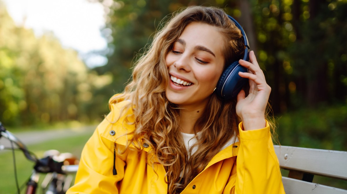 Frau hat Noise-Cancelling-Kopfhörer auf.