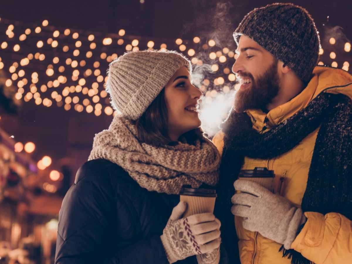 Glückliches Pärchen auf dem Weihnachtsmarkt.