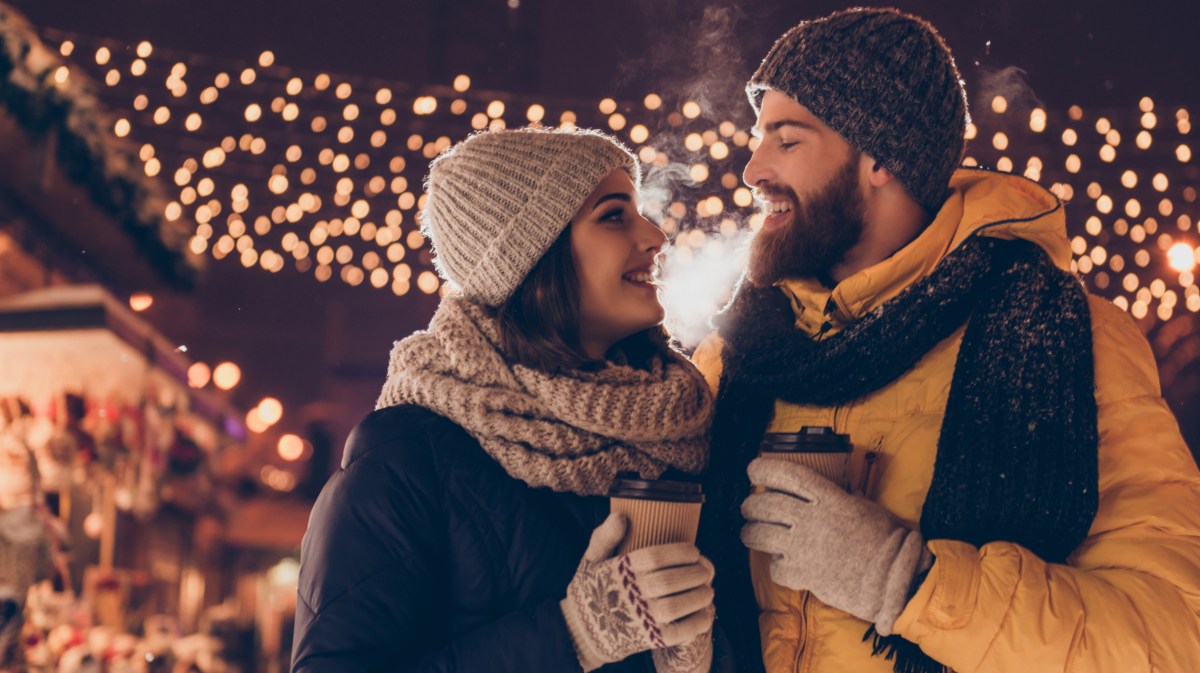 Glückliches Pärchen auf dem Weihnachtsmarkt.