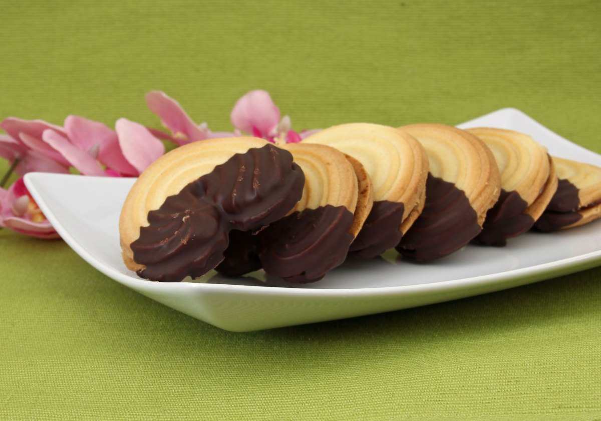 Weihnachts-Kekse mit Marmeladenfüllung und Schokoüberzug