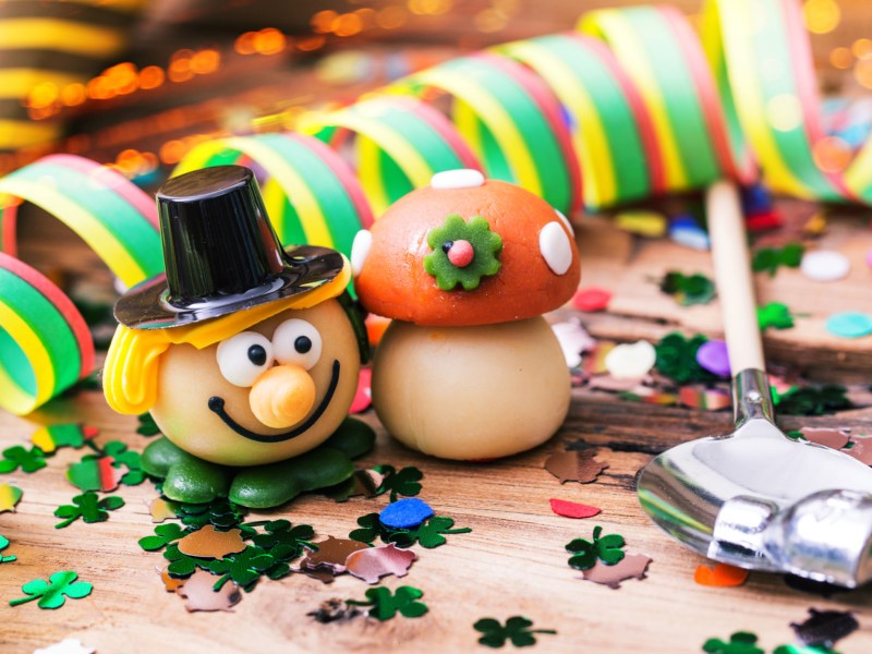 Silvesterdeko und Utensilien zum Bleigießen auf einem Tisch.