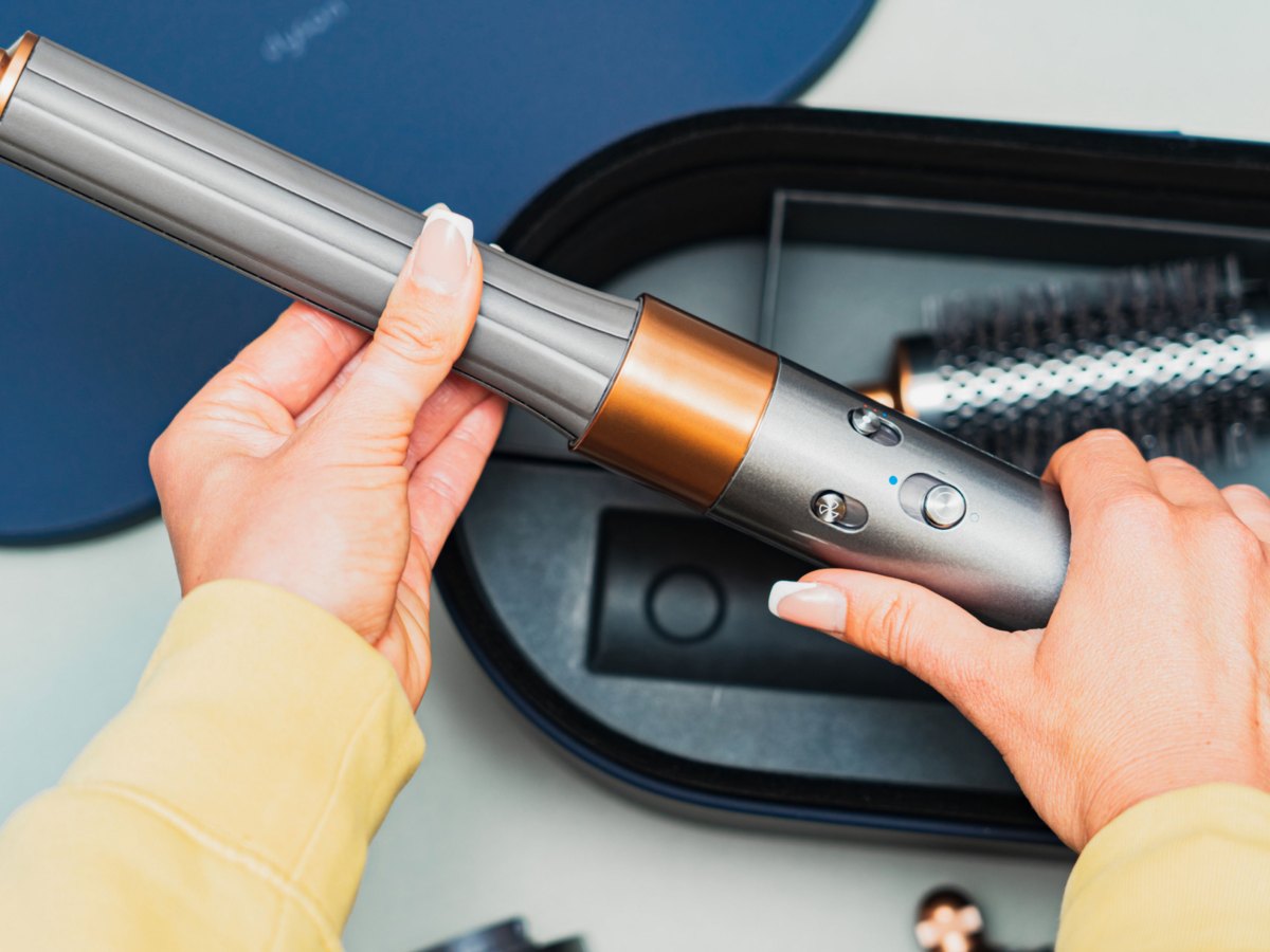 Frau h&auml;lt Dyson Airwrap in der Hand