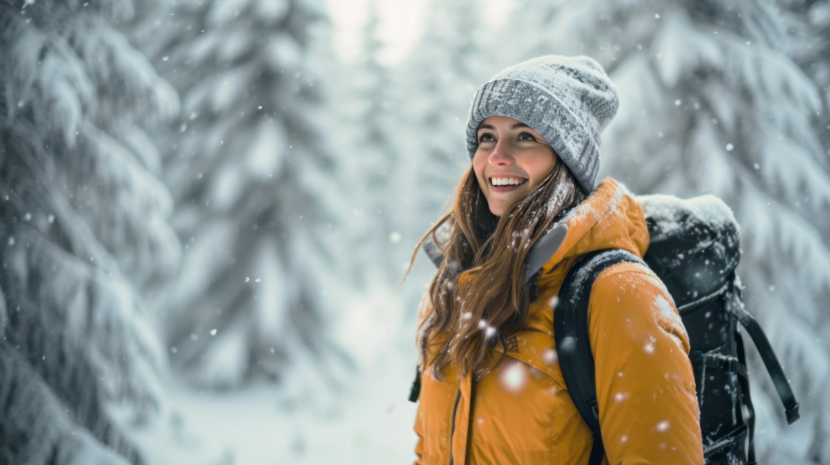 Frau im Schnee, die lacht