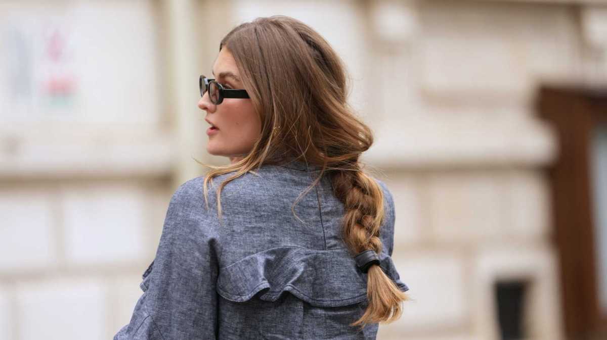 Braune Haare mit einer Flechtfrisur