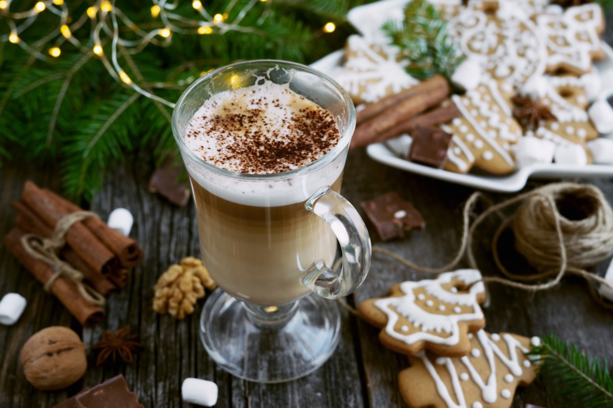 Lebkuchen Latte Macchiato auf einem weihnachtlich gedeckten Tisch