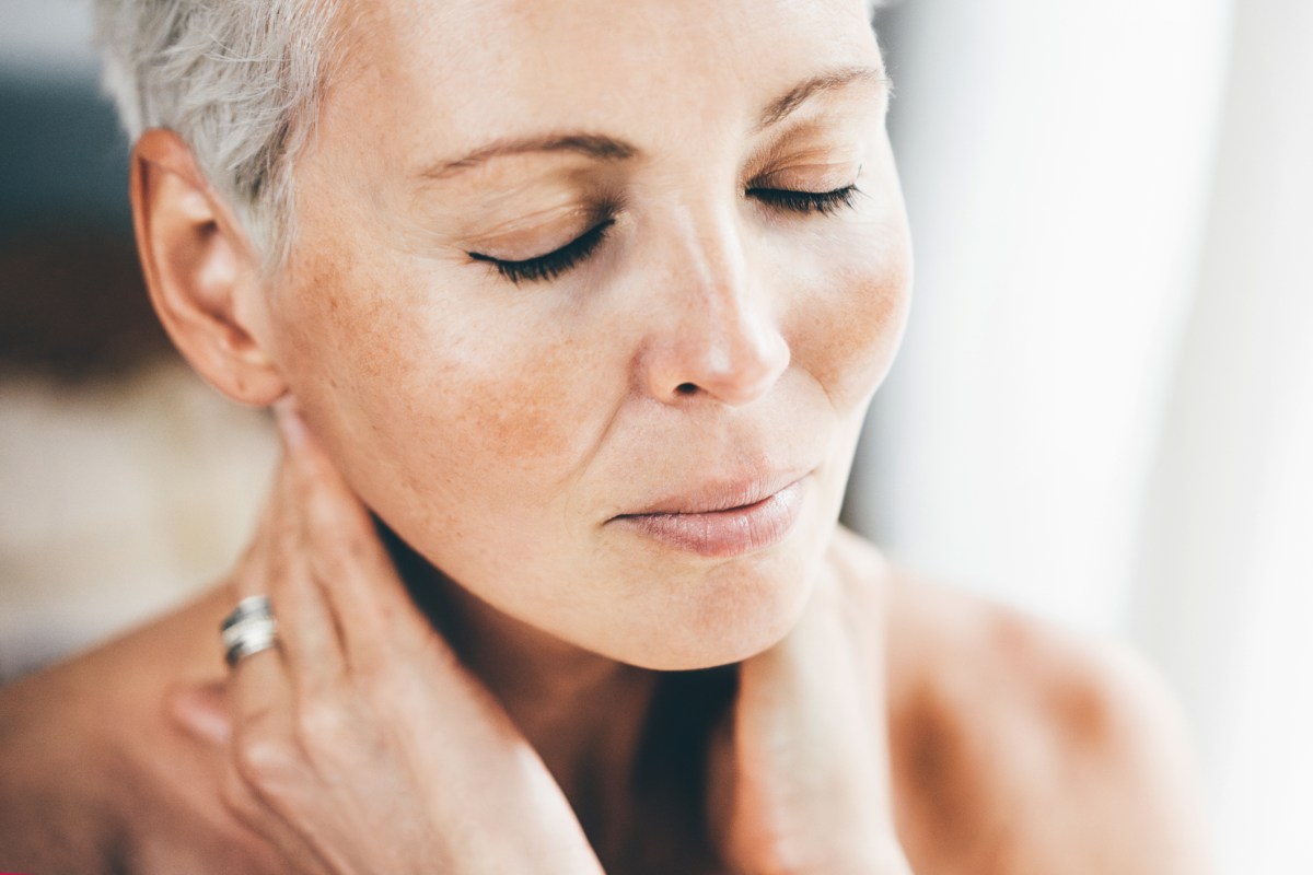 Frau trägt Anti Aging Creme auf