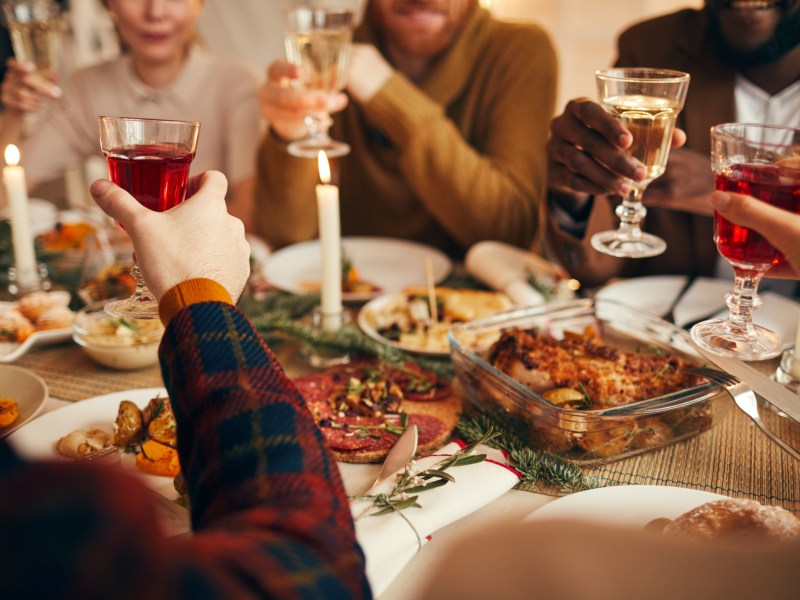 Eine Familie sitzt beim veganen Weihnachtsessen zusammen.