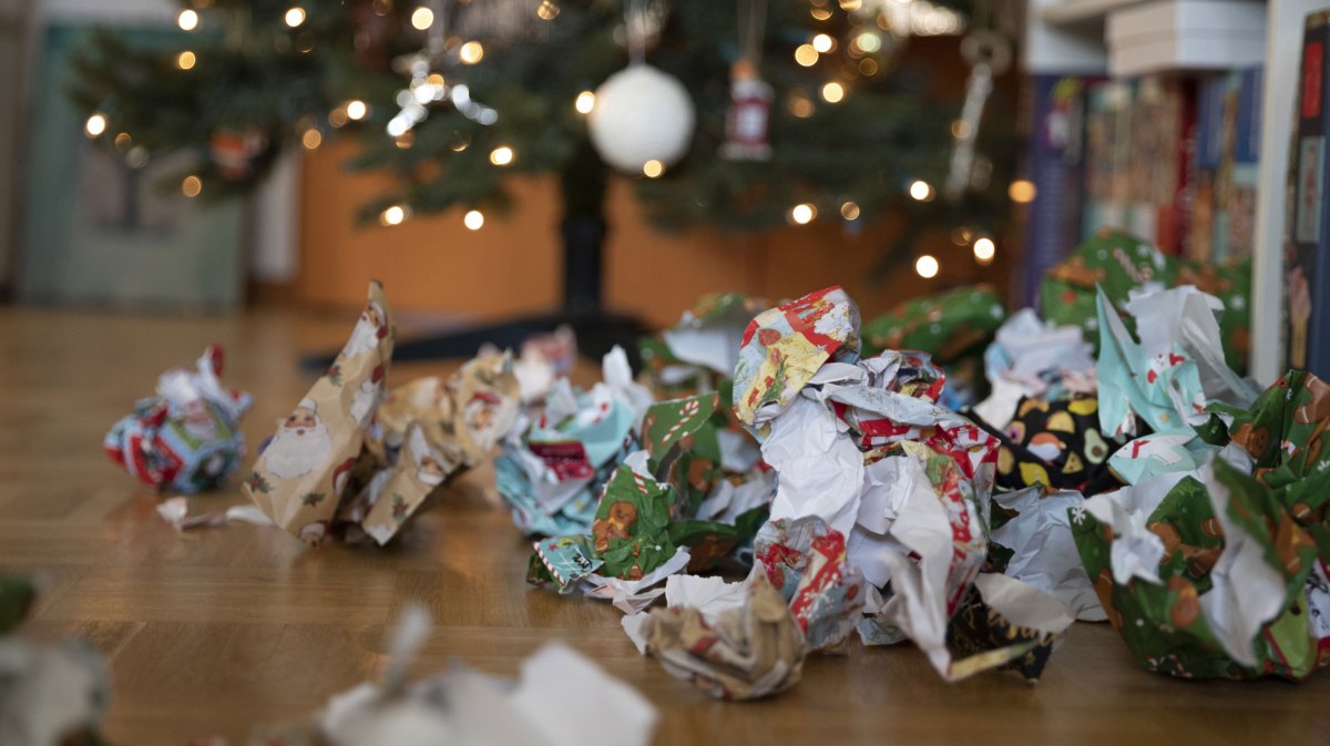 Zerknülltes Geschenkpapier unter dem Weihnachtsbaum
